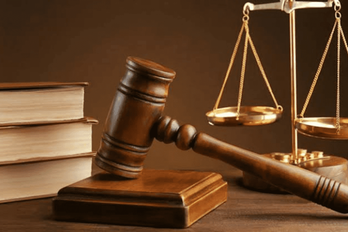 Drama in court as defendant escapes from pregnant policewoman, others