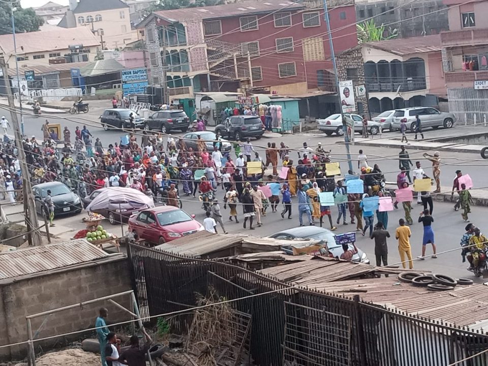 Protesters block roads, CP convoy, beat up motorcyclists, over tribunal judgment sacking Adeleke