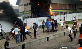 Angry youths set police post ablaze in Lagos