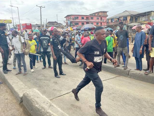 Policeman beaten to stupor in Lagos for pushing man crushed by BRT