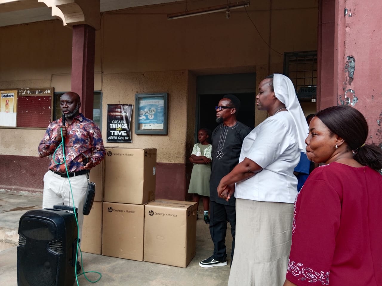 Old students return to alma mater 40 years after graduation, donate computer sets