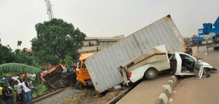 Truck rams into four vehicles on Lagos-Abeokuta expressway, crushes three persons to death