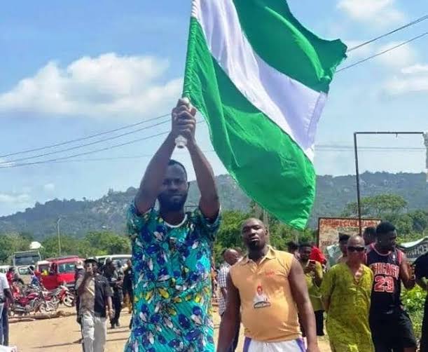 Protesting youths block highway over kidnappings, poor infrastructure in Edo