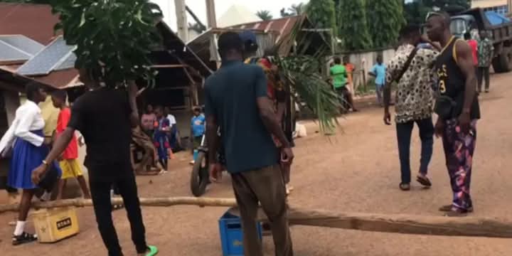 Travellers stranded as Benue youths block Enugu-Otukpo road over abduction of traders
